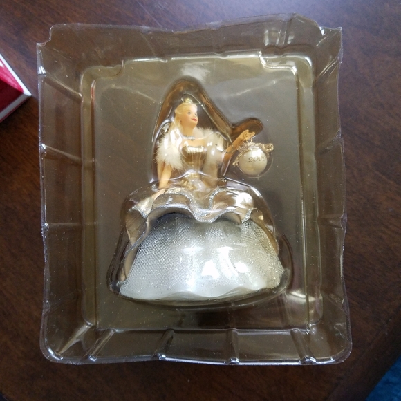 Barbie Celebration 2000 Edition Hallmark ornament - Picture 3 of 8